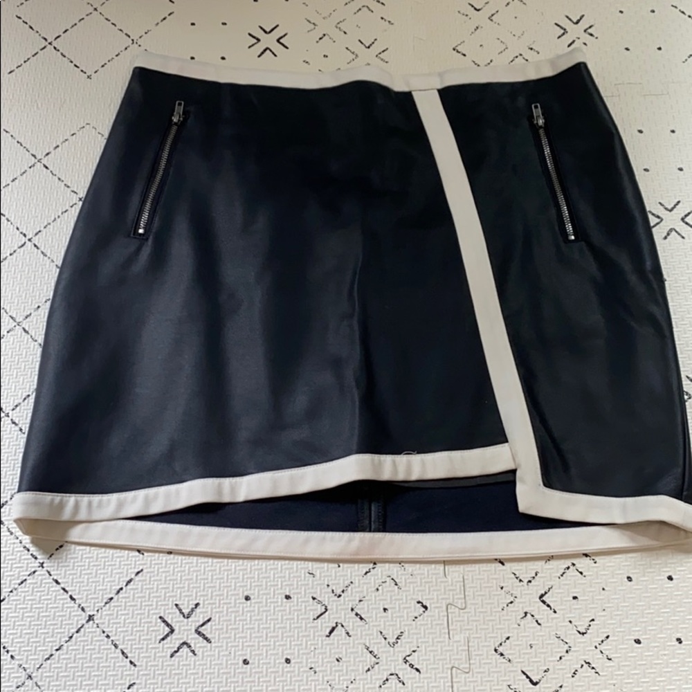 SHOP THE OUTFIT : Top MEDIUM / Skirt MEDIUM